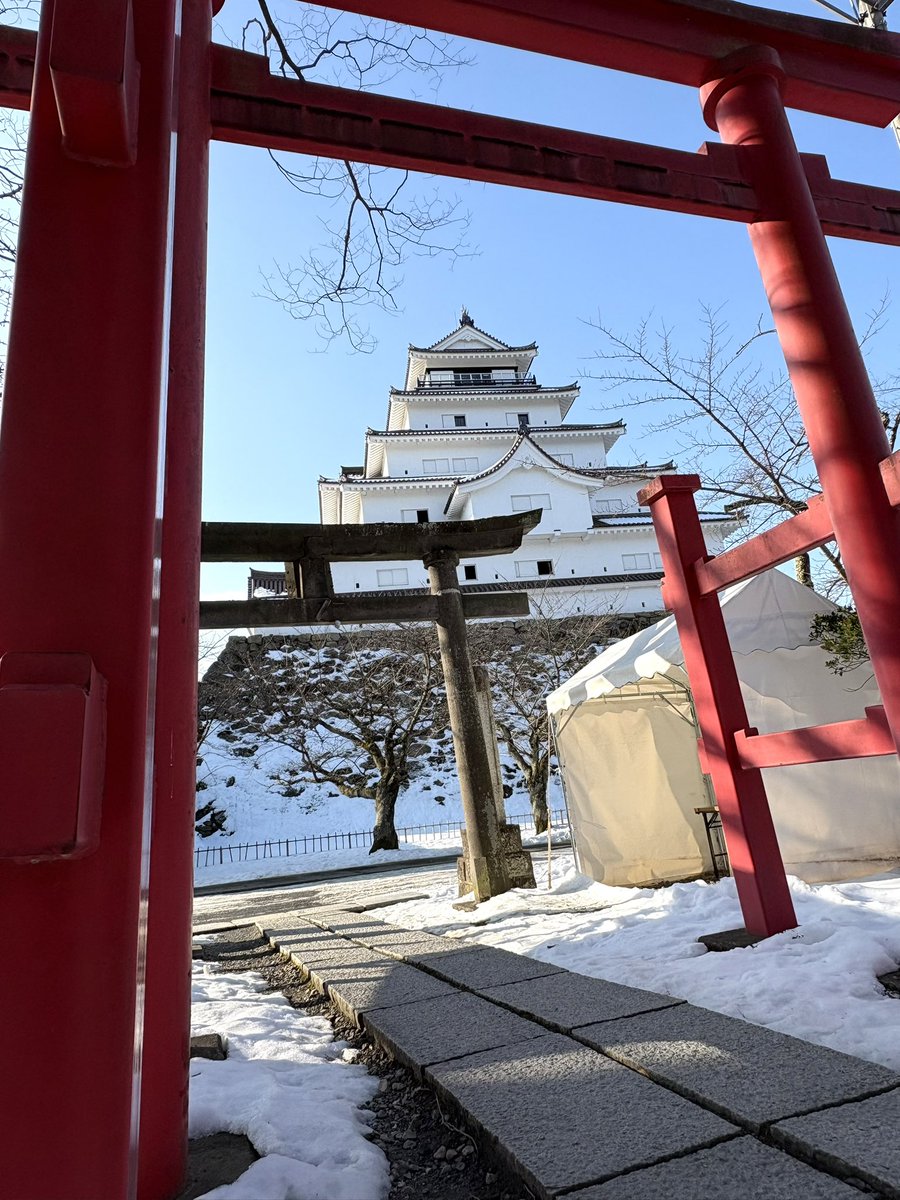 おはようございます！ 本日（2/12）の鶴ヶ城です🏯 青空が広がっていて
