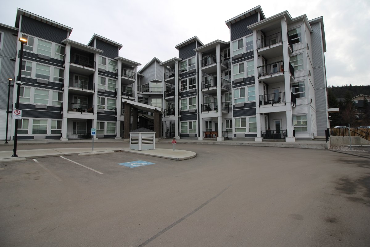 RossSpinaRemax's tweet photo. https://t.co/RFlsVlycBT 
two bedroom two bathroom apartment for sale walking distance to new Pineview valley elementary school. https://t.co/fcs1OuXt7p