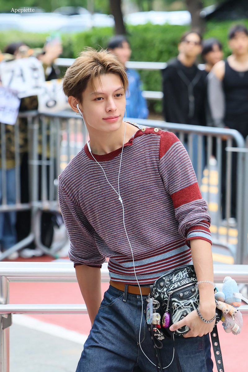 james serving bebot and kikay at the same time like look at his bag