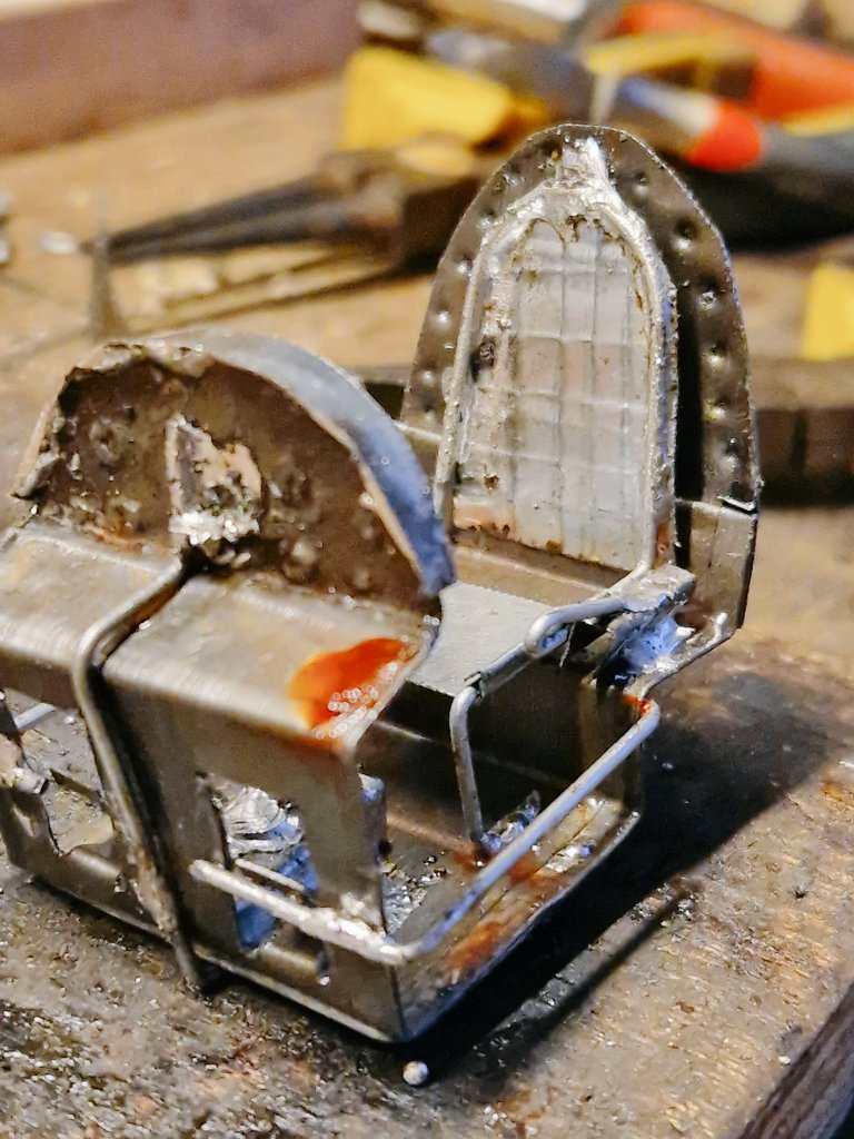 marcomout's tweet photo. Er wordt aan iets gewerkt. Maar 01.18u is wel de tijd om te stoppen, toch?
Dit waren oude koekblikken.
#scrapmetal
#recycle
#metaal https://t.co/uB4206ROmG
