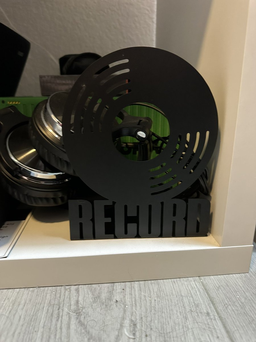 got book ends for my records finally 😭