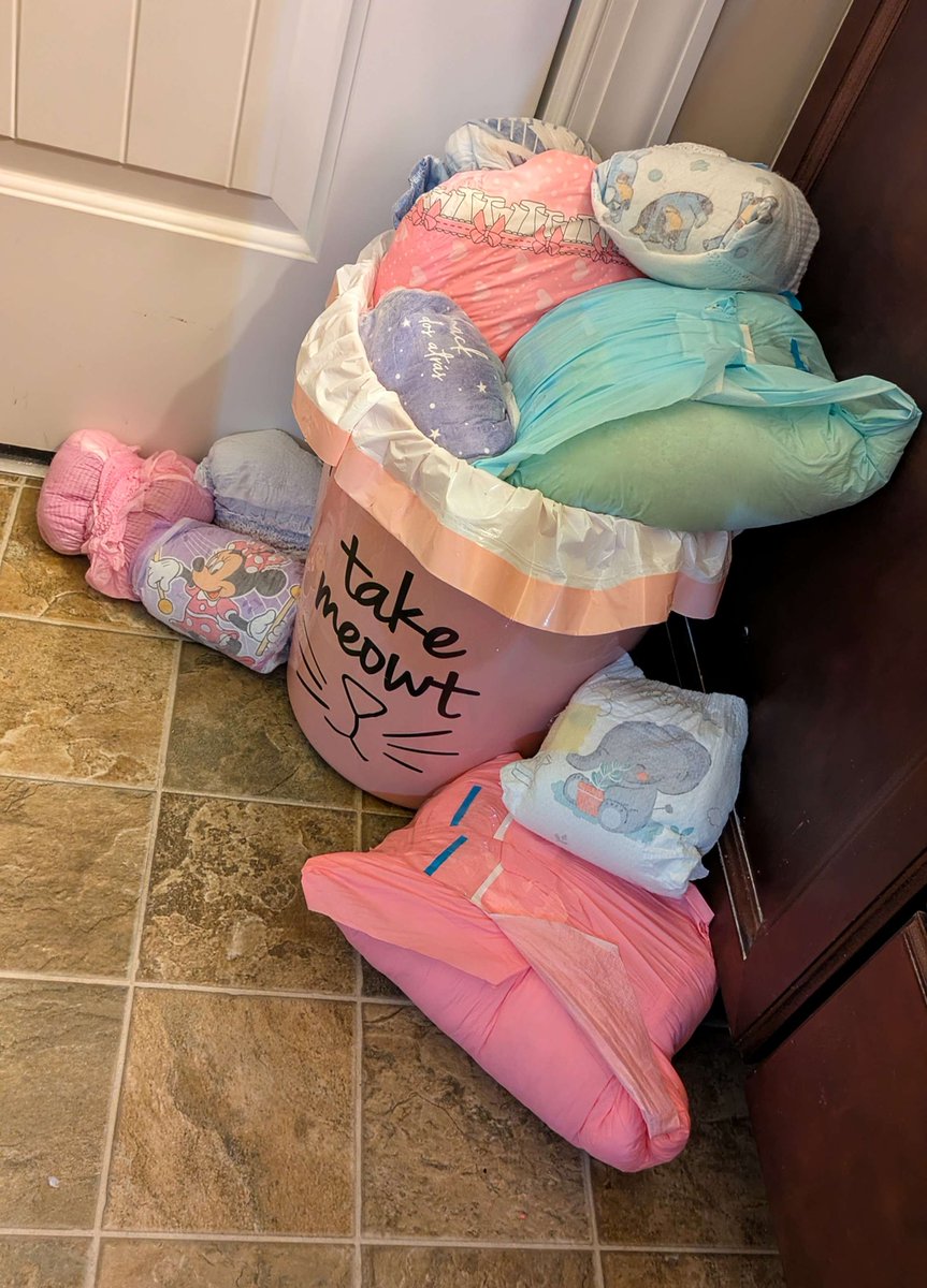 Trash day but keep it cozy 🤭 Looks like some kiddo has been squishy lately 💛 #abdl #diapers #diapergirl