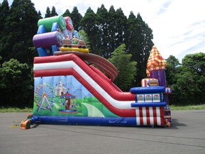 MituMuGu's tweet photo. 観覧車スライダーのご紹介です。
遊園地をモチーフにしたスライダーでカラフルで楽しい滑り台です。
派手な色合いでインパクト抜群ですよー！
観覧車ってとっても楽しいですよねー😁
是非、イベントでいかがでしょうか？

イベントレンタルご要望は
オフィスライズまで https://t.co/XqOZXWGTCK