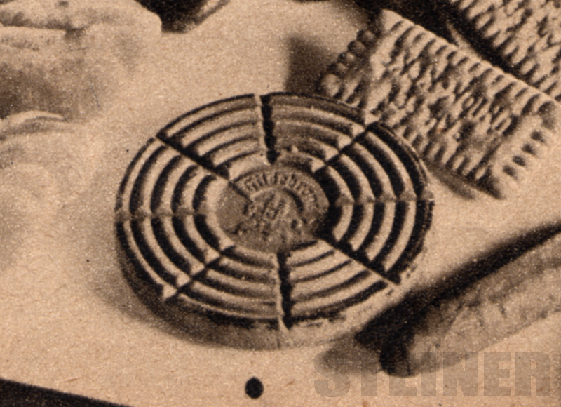 STEINER1941's tweet image. ショカコーラの今昔
当時のショカコーラは内容量こそ100gと現在の物と変わりませんが、セロファンで包まれた8等分に割れるように溝を切った円盤状の物が2枚入りでした。