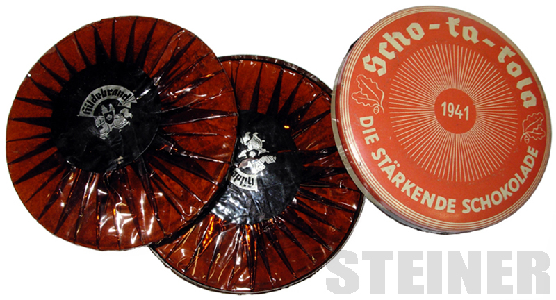 STEINER1941's tweet image. ショカコーラの今昔
当時のショカコーラは内容量こそ100gと現在の物と変わりませんが、セロファンで包まれた8等分に割れるように溝を切った円盤状の物が2枚入りでした。