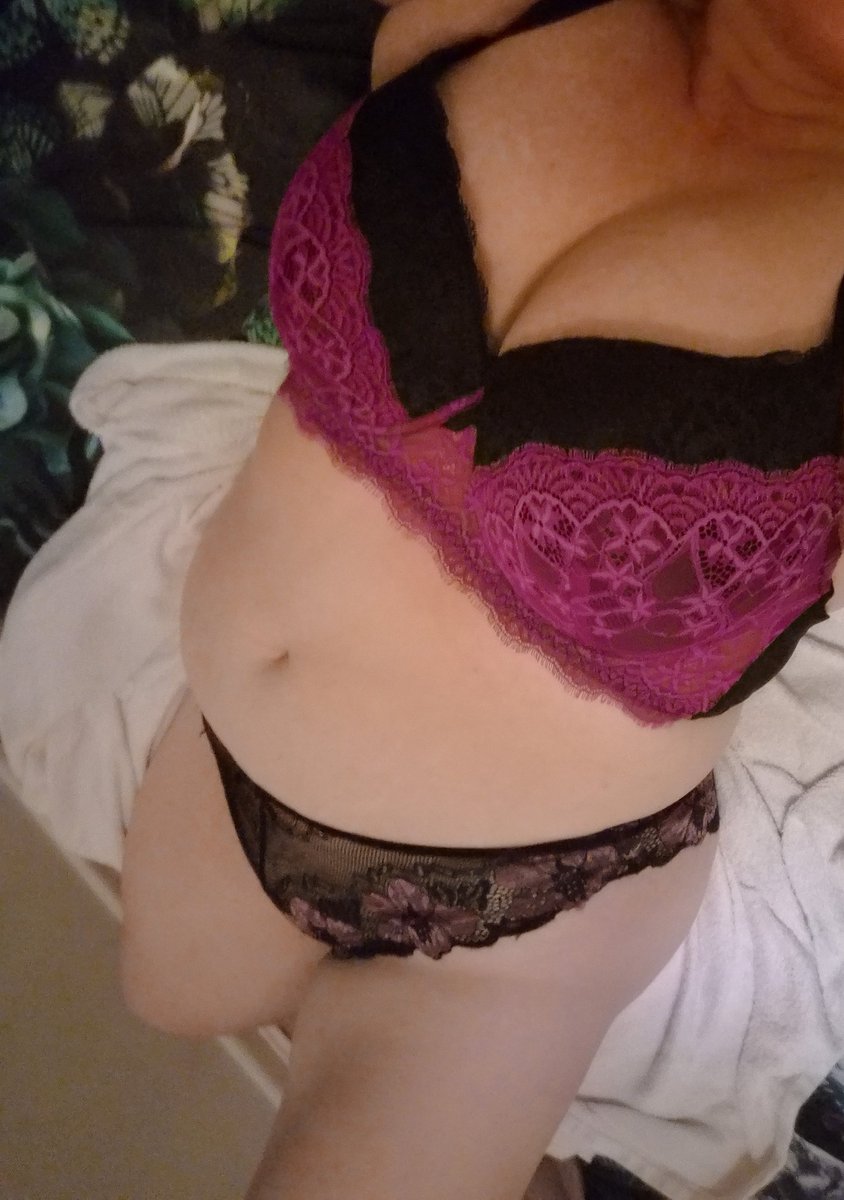 Juliederby76501's tweet photo. Just dropped a new pic, hope you guys like it! 😉 Let me know what you think in the comments! 👀 Feeling myself today and wanted to share the vibe. ✨ Hope it brings a smile to your face! 😊 Sending good energy your way. 💖 #NewPic #Teaser #Vibes #SelfLove https://t.co/G1VCh8XVHM