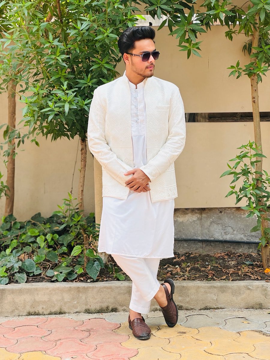 saif__aadeez's tweet photo. Is this too white ??😭 https://t.co/OQH9qc8ldC