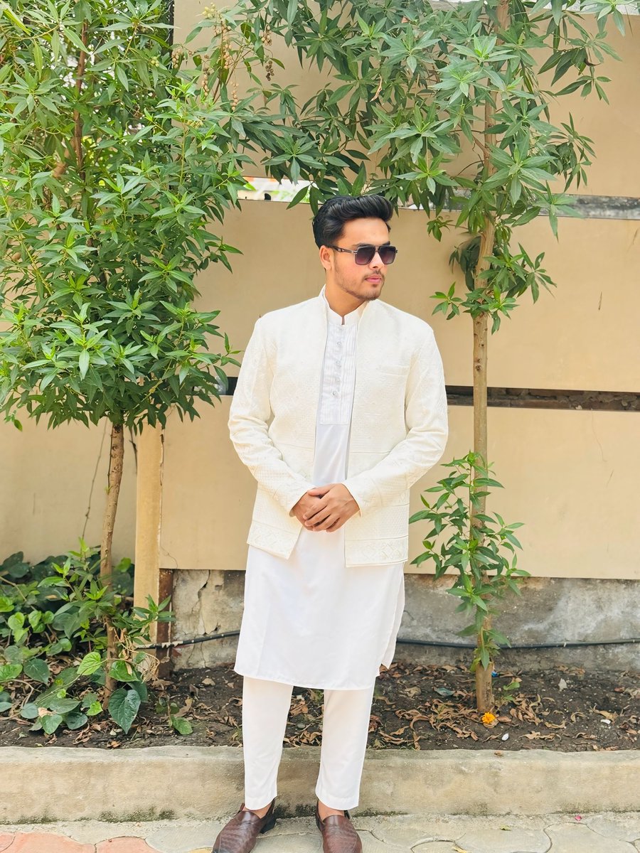 saif__aadeez's tweet photo. Is this too white ??😭 https://t.co/OQH9qc8ldC