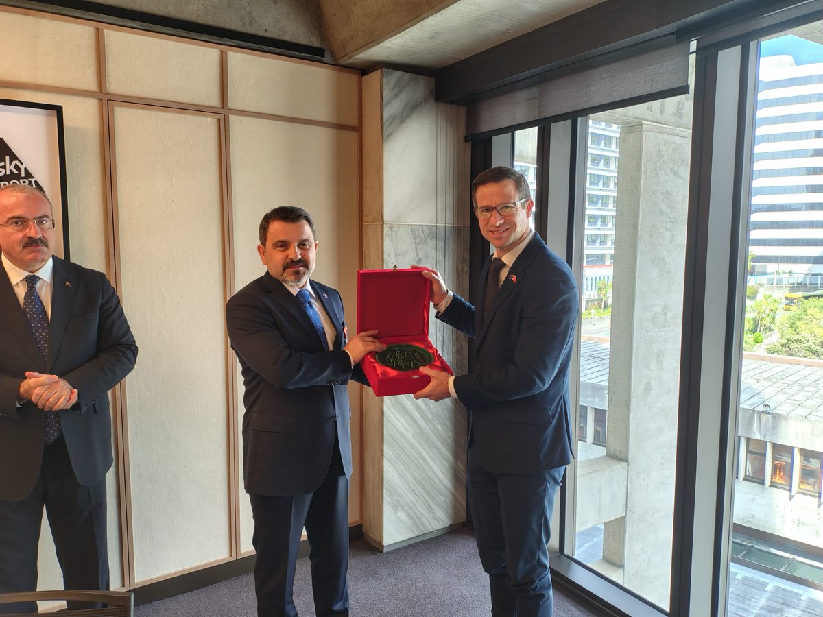 Büyükelçi Karalar, Çanakkale Valisi Sayın Ömer Toraman ve Çanakkale Tarihi Alan Başkanı Sayın İsmail Kaşdemir başkanlığındaki heyetle birlikte Yeni Zelanda Gazi İşleri Bakanı Chris Penk ile görüşmüştür.