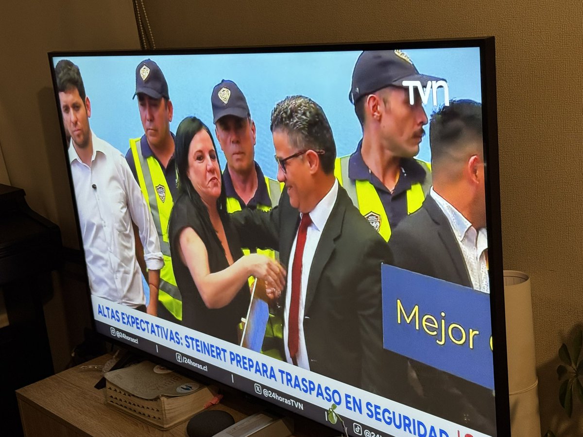 alienknow's tweet image. Porque la periodista le grita “ministra” a alguien que aun no es ministra??? #24horas @24HorasTVN