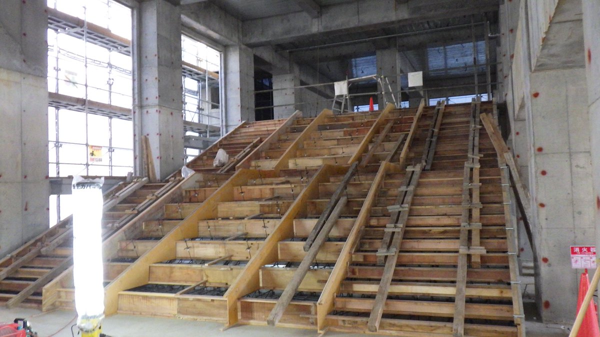大岡中学校で建設中の新校舎の最上階となる4階部分を作っています。また、内部も大階段を作る等、工事が進められています。
【学校施設課】
