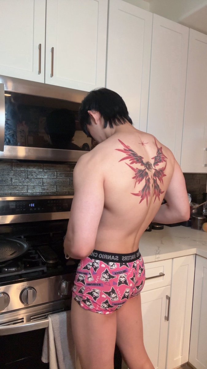 how do u like ur eggs?
•
•
#eggs #koreanboy