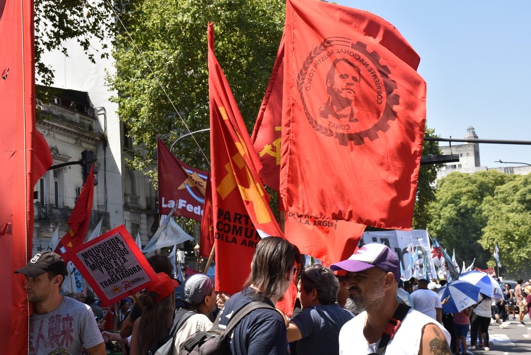 pcaarg's tweet photo. 🇦🇷 A seguir luchando y poniendo el cuerpo: ¡Seamos libres! ¡Jamás esclavos!

👉La media sanción que la reforma laboral esclavista obtendrá en la Cámara de Senadores expresa la crisis de representación política que afecta a la clase trabajadora y el conjunto de nuestro pueblo. https://t.co/6UqiyPKEyR