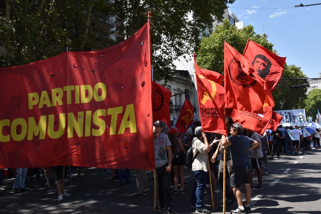 pcaarg's tweet photo. 🇦🇷 A seguir luchando y poniendo el cuerpo: ¡Seamos libres! ¡Jamás esclavos!

👉La media sanción que la reforma laboral esclavista obtendrá en la Cámara de Senadores expresa la crisis de representación política que afecta a la clase trabajadora y el conjunto de nuestro pueblo. https://t.co/6UqiyPKEyR