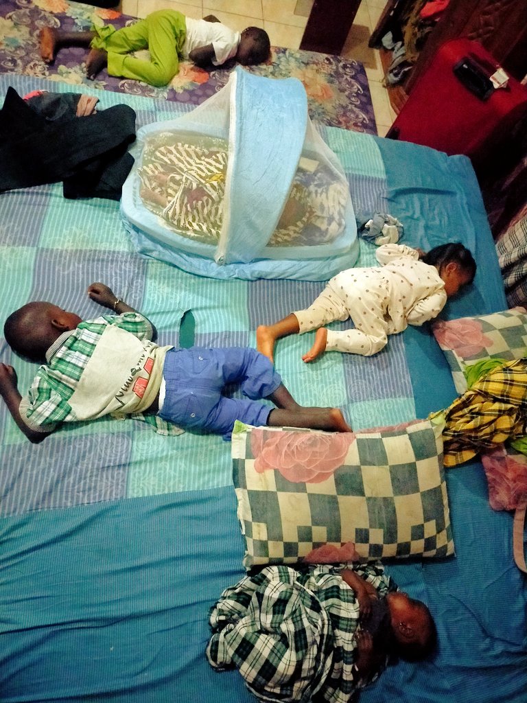 gambia_official's tweet image. 今日は珍しく早めにみんな就寝。
雑魚寝です、。蚊がいるので蚊取り線香をつけるように言いました。
#アフリカンスタイル #sleeping