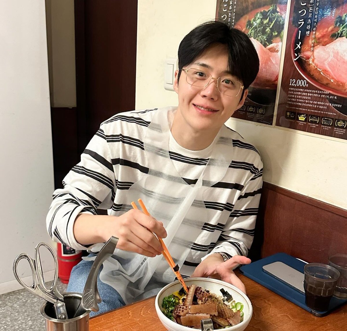 첫공 전날이라 수년간 무대에 선 베테랑이어도 엄청 긴장되고 떨리겠지 그럼에도 최고의 무대와 감동을 줄 배우를 응원하며,,무대위에서 관객과 직접 호흡하며 얻는 에너지를 원동력으로 삼으며 연극에 대한 사랑을 보여주는 김서노 
오늘도 밥많이 먹고 아자자 파이팅!!