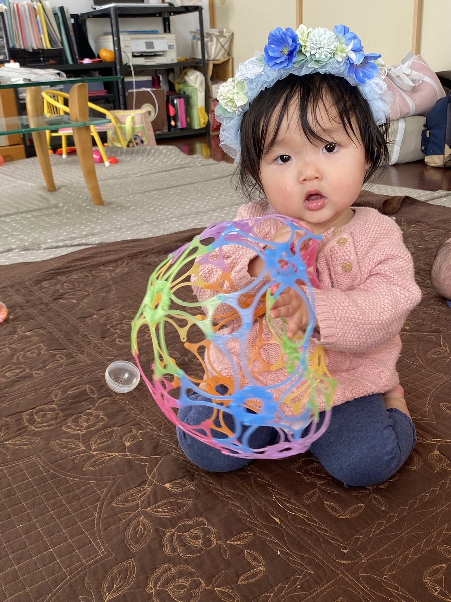お馴染みのお花の先生あきさんがベビーマッサージの先生とコラボされると聞いたので参加🌸

時々声をかけると、いつもながら機嫌良く遊んでてくれる彩ちゃん💓

しかも、先生の試作見本カチューシャも嫌がらずつけてくれた！偉すぎ👏

おかげでかわいいコサージュができた☺️