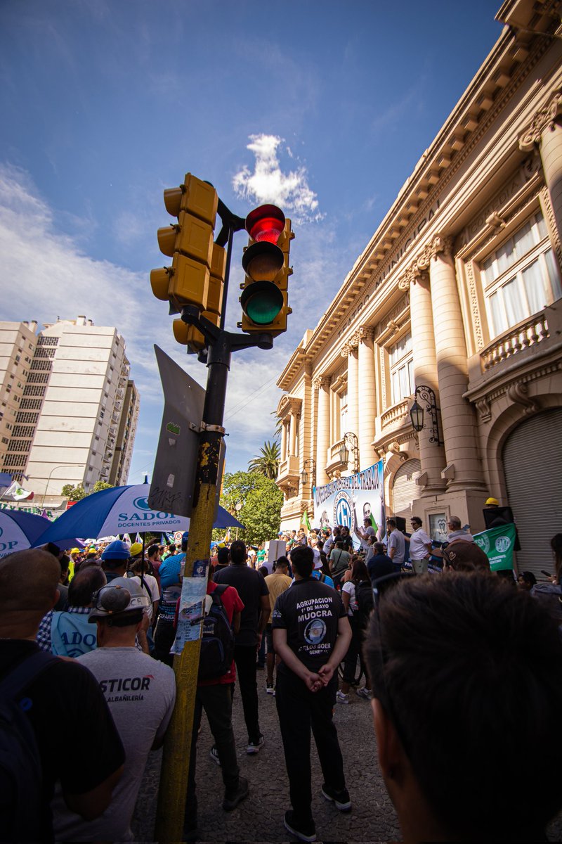 Nos movilizamos en conjunto el movimiento obrero en #BahiaBlanca y gritamos bien fuerte #NoALaReforma 
#ReformaLaboral 
facebook.com/share/v/1DNyi3…