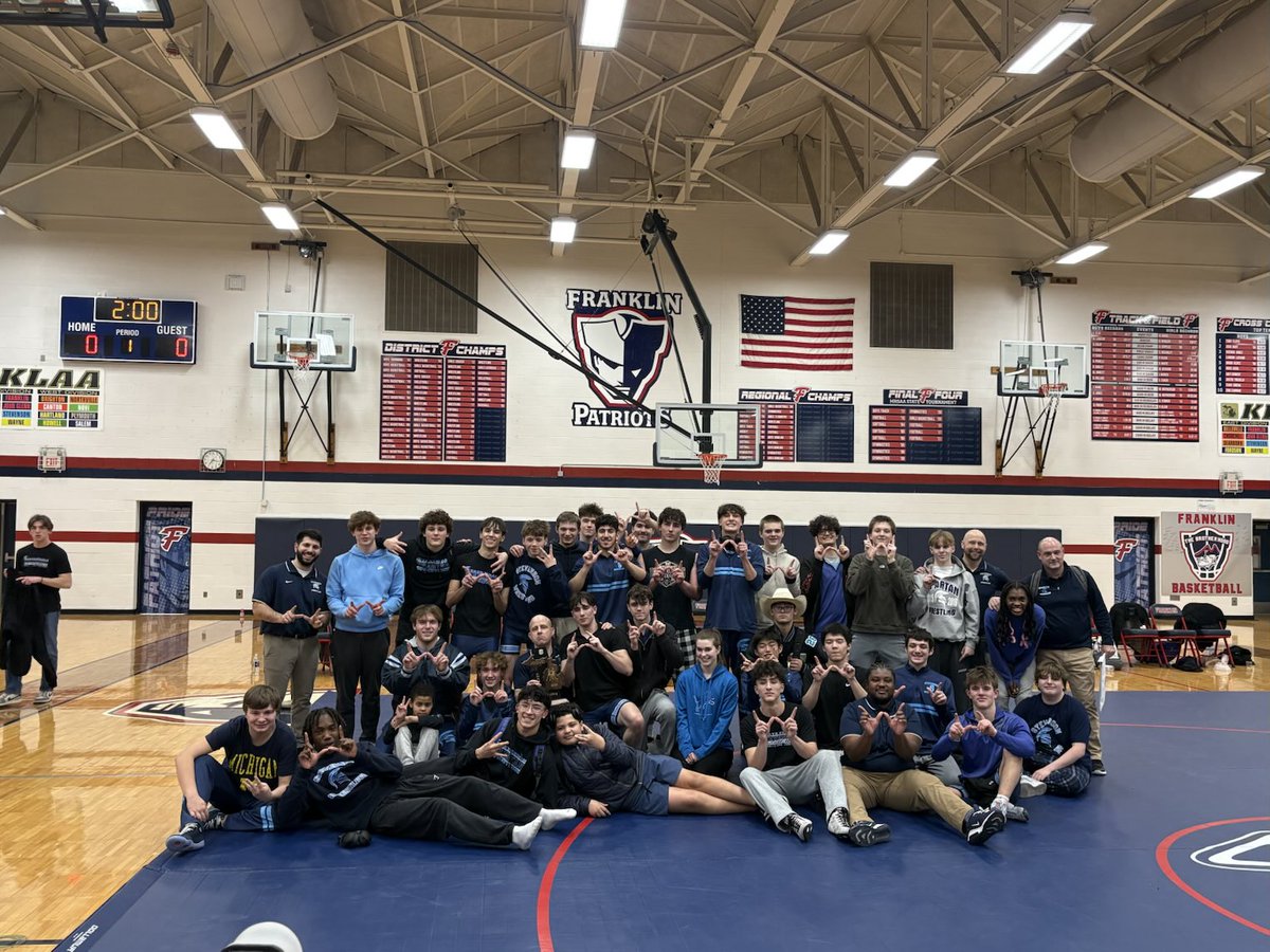 Spartans_SHS's tweet photo. MHSAA District Champions Livonia Stevenson Spartans! ⁦@LivoniaDistrict⁩ ⁦@shs_spartans⁩ ⁦@BlueCrew_SHS⁩ https://t.co/3Lnx7ae8g2
