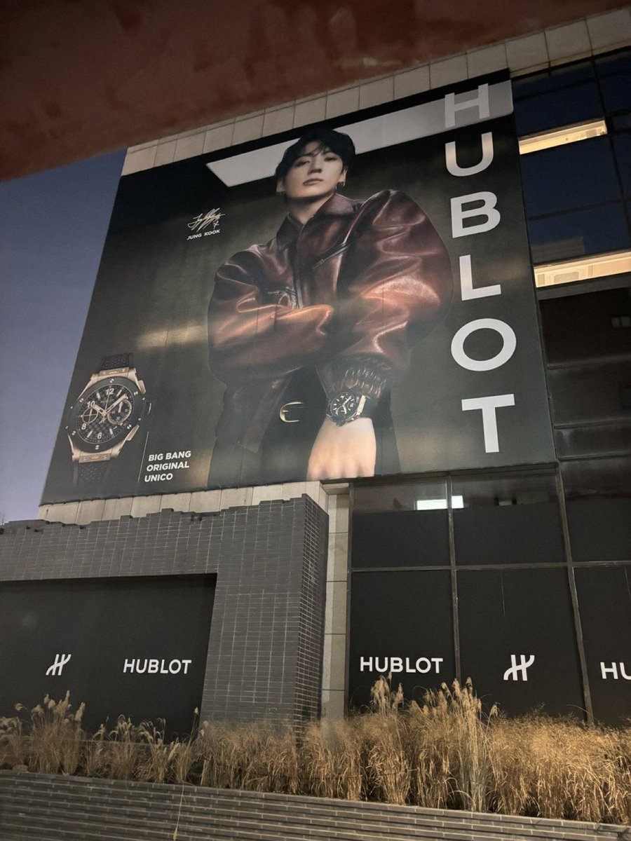 ป้ายบิลบอร์ดจองกุกจาก Hublot (.<a href="/Hublot/">Hublot</a>) ที่โซลมาแล้วค่ะ 🤩🤩🤩🤩

มารีและเมนชั่นเพื่อให้เอนเกจกันค่ะ🫶🏻🫶🏻

HUBLOT GLOBAL AMBASSADOR JUNGKOOK
JUNGKOOK FOR HUBLOT
#JUNGKOOKxHUBLOT
#JUNGKOOKForHUBLOT
#JUNGKOOK #정국
