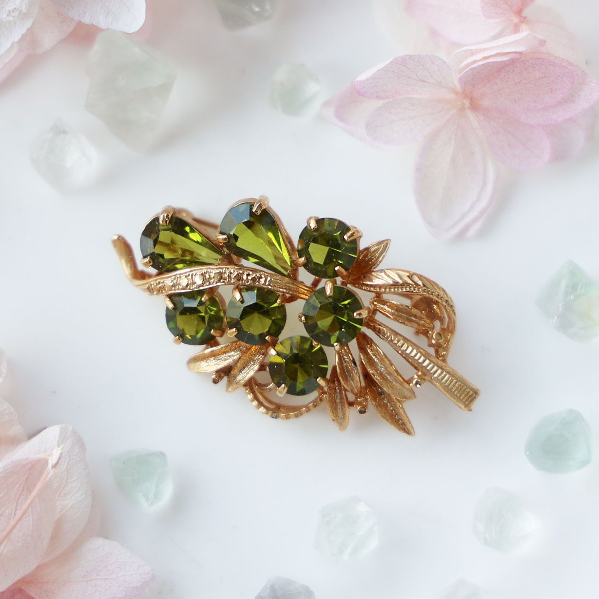 海福雑貨通販部の【ヴィンテージアクセサリー】に、緑硝子の金色