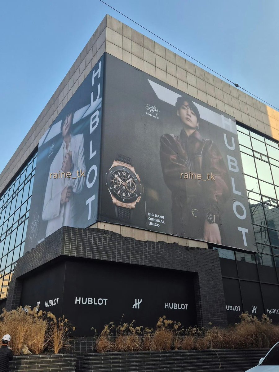 ป้ายโฆษณาจองกุกในฐานะ Global brand ambassador คนใหม่ของ Hublot (.<a href="/Hublot/">Hublot</a>) ยิ่งใหญ่อลังการมากค่ะ ⌚️ ✨ 

อยากวาร์ปไปเกาหลีตอนนี้เลยค่ะ🥹🫶🏻

HUBLOT GLOBAL AMBASSADOR JUNGKOOK
JUNGKOOK FOR HUBLOT
#JUNGKOOKxHUBLOT
#JUNGKOOKForHUBLOT
#JUNGKOOK #정국