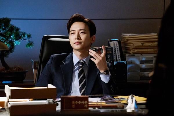 260212 이준호 ....새 '빌런좌' 노리는 배우들
 '베테랑3'가 선보일 악의 연대기 / 하퍼스바자

harpersbazaar.co.kr/article/1897007

#이준호 #LEEJUNHO
#베테랑3 #Veteran3 #영화베테랑
-
유아인과 정해인이라는 역대급 빌런을 배출하며 ‘악의 계보’를 써온 <베테랑>의 세 번째 라운드에는 이준호가 등판한다.