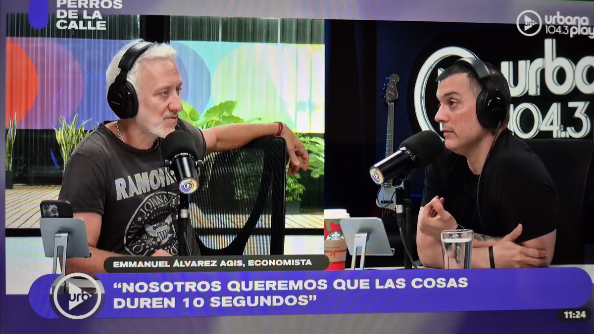 Andy preocupado por las importaciones que están arruinando el país, solo en lo que entra en el plano hay, un iPhone importado, 2 micrófonos importados, 2 auriculares importados, 2 sillas importadas, remera importada, un bajo importado, además de productos de Colombia.