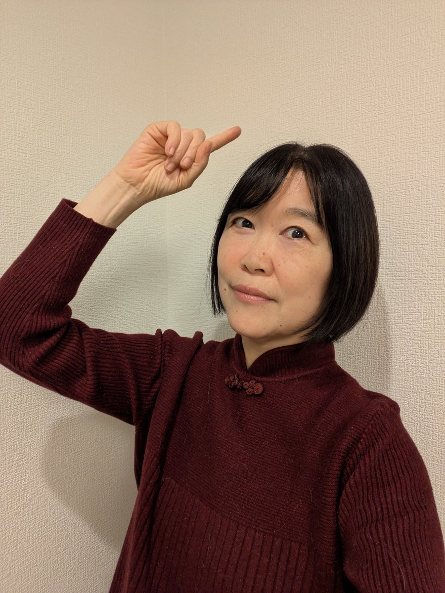 muchinochika's tweet photo. 今日のお芝居フォトはこちら！

「王様っぽい雰囲気を出すには、頭の上に何かないといけないですね」

「あっという間に冠ができました！王様っぽい👑」

…という２コマです。
ピンクレディのダンスにも似た感じのものがありましたが、これはあくまでも王様です👸 https://t.co/gOVFamvDqt