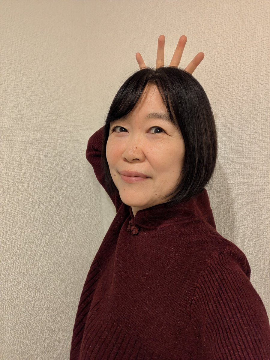 muchinochika's tweet photo. 今日のお芝居フォトはこちら！

「王様っぽい雰囲気を出すには、頭の上に何かないといけないですね」

「あっという間に冠ができました！王様っぽい👑」

…という２コマです。
ピンクレディのダンスにも似た感じのものがありましたが、これはあくまでも王様です👸 https://t.co/gOVFamvDqt