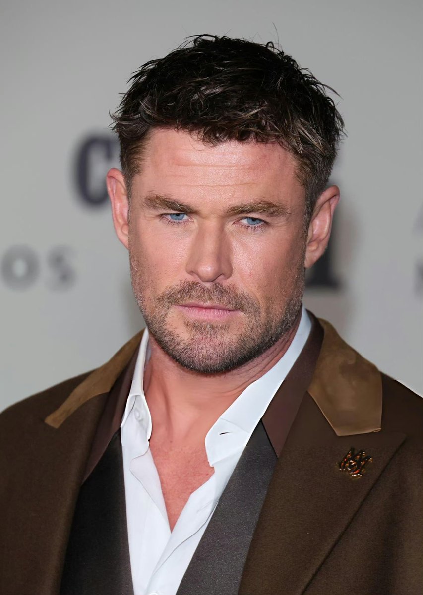 Chris Hemsworth Fan tweet media