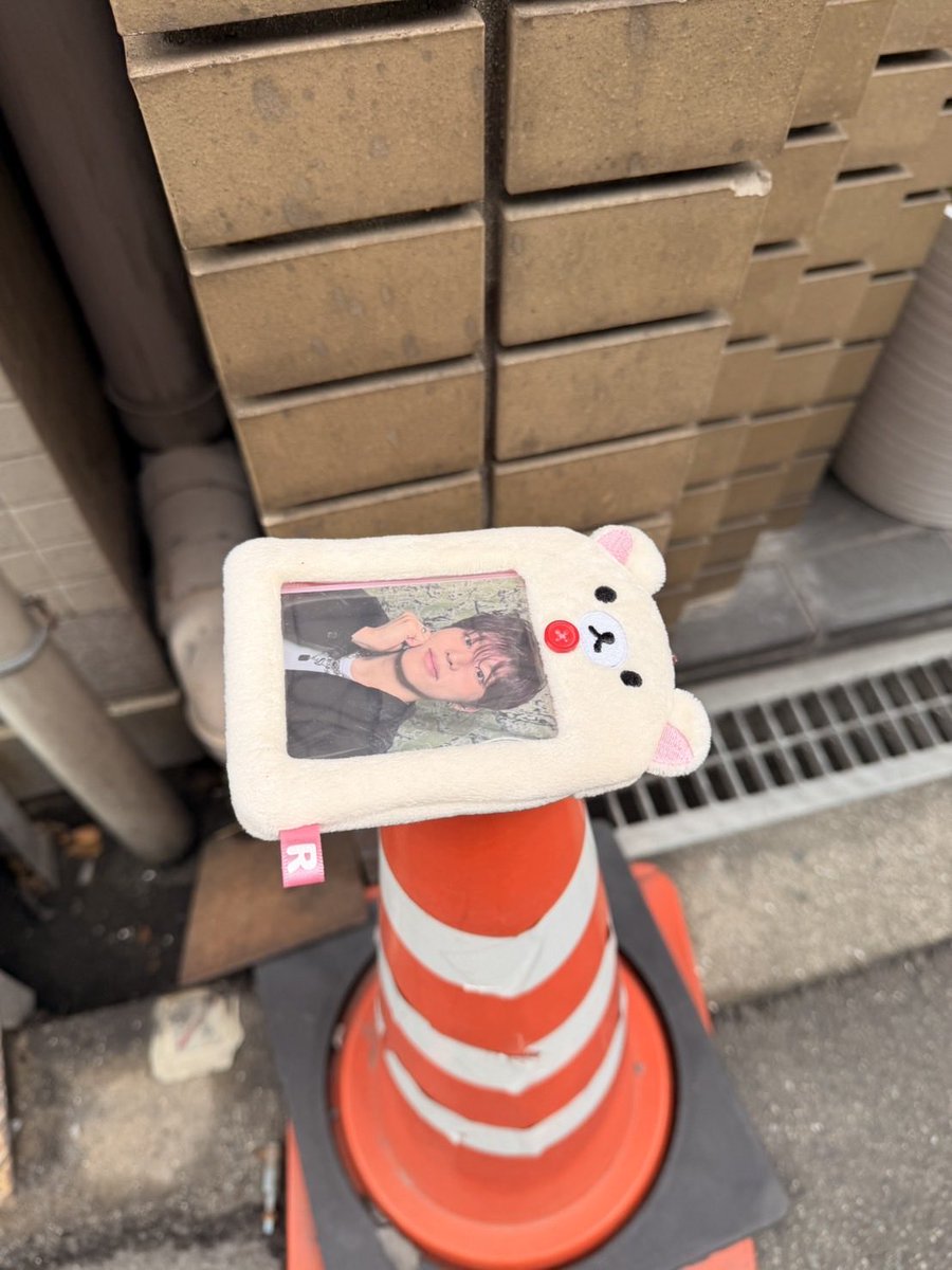 こんな落とし物？発見。
「誰かの宝物かも」とうちの母が対応に困っている。
京セラドーム大阪で韓国アイドルのコンサートがあったので、ファンの方が帰りに落としたのかも？全く知見がないので、韓流アイドルなのかどうかもわからんが。
心当たりのある方…見つかるかな？