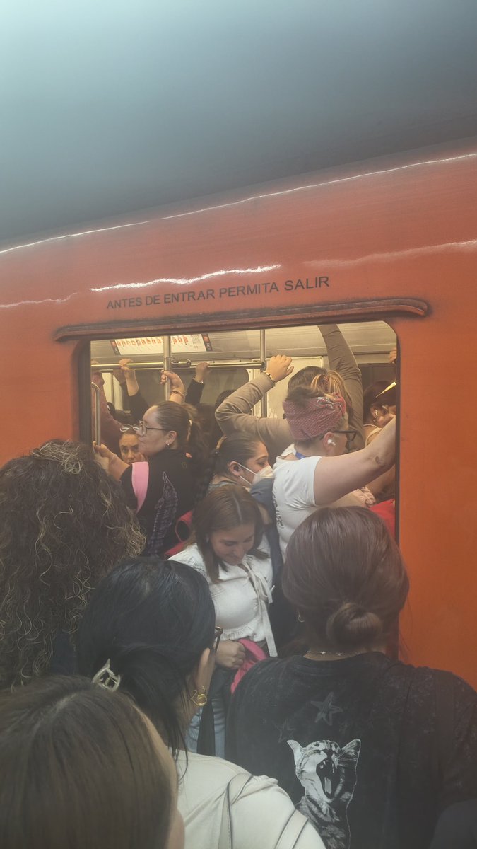 Es obvio que a ustedes le mega vale, pero los que SÍ trabajamos, así batallamos diario. Hagan algo, no les gustaría desquitar su sueldo? <a href="/AdrianRubalcava/">Adrián Rubalcava</a> <a href="/MetroCDMX/">MetroCDMX</a> <a href="/ClaraBrugadaM/">Clara Brugada Molina</a>