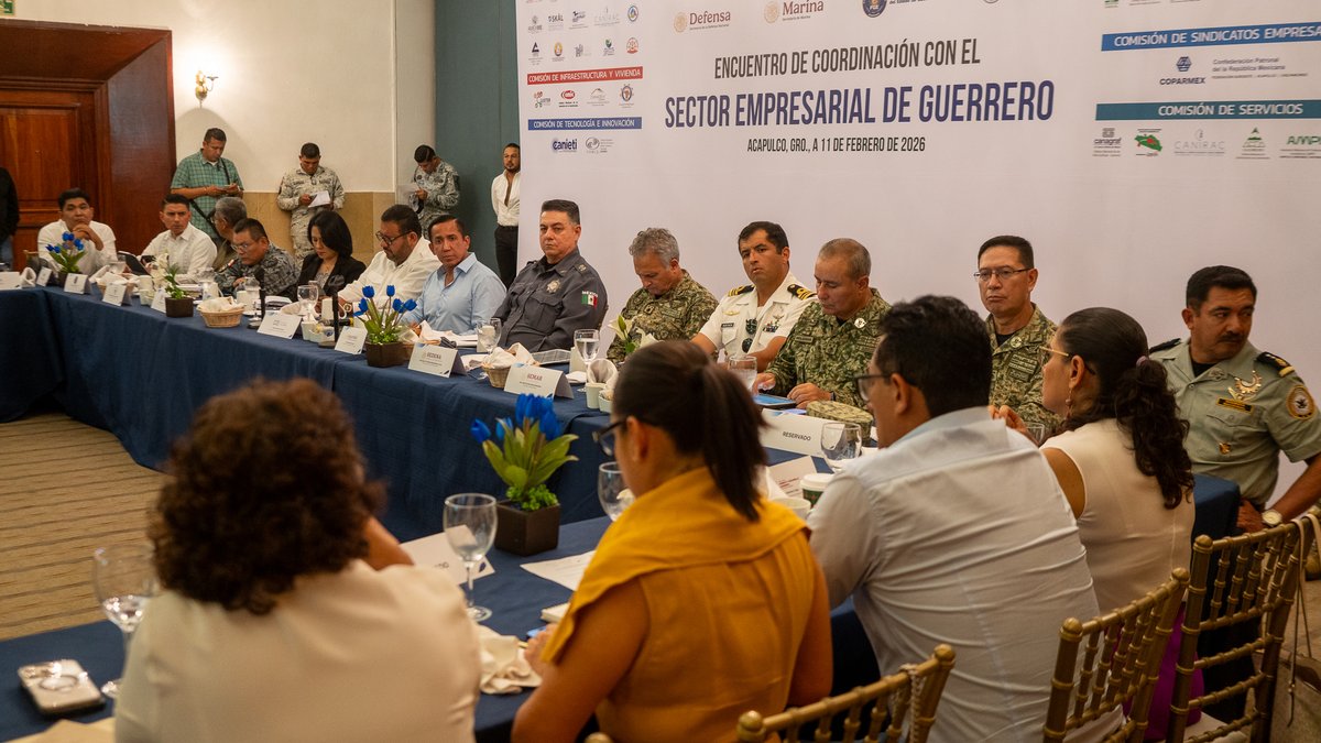CCEGRO_oficial's tweet photo. El Sector Privado de Guerrero sostuvo un encuentro de coordinación con autoridades federales y estatales en materia de seguridad pública en Guerrero.

Durante el encuentro, representantes del sector empresarial compartieron diversas inquietudes relacionadas con el entorno operativo en distintas regiones de Guerrero, subrayando la importancia de generar condiciones que brinden mayor certidumbre, confianza e impulso a la inversión, el empleo y el crecimiento económico.

Las autoridades estatales y federales presentes reiteraron su disposición para mantener una comunicación permanente y trabajar de manera conjunta con el sector privado, reconociendo que la colaboración y el intercambio de información son fundamentales para atender los desafíos actuales y fortalecer las estrategias de prevención y atención.

Como resultado de la reunión, se acordó dar continuidad a estos espacios de diálogo mediante esquemas de coordinación institucional, mesas de trabajo y herramientas que permitan mejorar la atención oportuna a situaciones que impacten la dinámica económica del estado.

En el presídium participaron el Gral. Bgda. D.E.M. Miguel Ángel López Martínez, Jefe de Estado Mayor de la 9ª Región Militar; el Capitán de Corbeta del Cuerpo General Piloto Helicopterista Marco Iram Carbajal Marthen, Representante de la Octava Región Naval; el Lic. Daniel Antonio Ledesma Osuna, Secretario de Seguridad Pública del estado de Guerrero; Lic. Neyra Salgado Miranda, Delegada de la Fiscalía General de la República (@FGRMexico) en el Estado de Guerrero; el Gral. Bgda. D.E.M. Antonio Melchor Ruiz, Comandante de la 27ª Zona Militar; el Gral. de Bgda. D.E.M. José Francisco Moreno Barrera, Comandante de la 35ª Zona Militar en Chilpancingo; el Gral. Bgda. D.E.M. de la Guardia Nacional Agustín Reyna Mendoza, Comandante del Mando Especial Guardia Nacional en Acapulco (MEGNA) (@GN_MEXICO_); el Coronel de la Guardia Nacional de E.M. Remigio Cruz Domínguez, Comandante de la 35ª Coordinación de Unidad; el Inspector en Jefe José Manuel Ahuet Frankis, Coordinador Estatal en Guerrero de la Secretaría de Seguridad y Protección Ciudadana del Gobierno de México (@SSPCMexico); el Dr. Zipacná Jesús Torres Ojeda (@ZipacnaTorres), Fiscal General del Estado de Guerrero (@FGEGuerrero); el C.P. Francisco Rodríguez Cisneros (@franrodricis), Subsecretario de Desarrollo Político y Social del Estado de Guerrero; la Mtra. Teodora Ramírez Vega (@teodoraramirezv), Secretaria de Desarrollo y Fomento Económico (@sefodecogro); y la Lic. Rosy Pavón, Subsecretaria de Turismo del Estado de Guerrero (@Sectur_Guerrero).

Del sector privado de Guerrero estuvieron presentes los Presidentes y Presidentas de Cámaras y Asociaciones empresariales de los 50 organismos que integran el CCE Capítulo Guerrero, así como empresas preponderantes con presencia en Guerrero como: @Tiendas_OXXO , @FEMSA , @WalmartMexico , @GrupoSalinas y @GrupoModelo_MX).

El Presidente del CCE Capítulo Guerrero, Julián Urióstegui Carbajal (@JulianUriostegi), reconoció la estrategia en materia de seguridad del Gobierno de México, encabezado por la Presidenta Claudia Sheinbaum Pardo (@Claudiashein), y la coordinación con el Gobierno del estado de Guerrero, encabezado por la Mtra. Evelyn Salgado Pineda (@EvelynSalgadoP). Agradeció también la asistencia de los mandos federales y estatales en materia de seguridad pública, así como la presencia de la Delegada de la Fiscalía General de la República en Guerrero, Lic. Neyra Salgado, y el Fiscal del Estado de Guerrero, Dr. Zipacná Torres.

El Consejo Coordinador Empresarial de Guerrero refrenda su compromiso de seguir impulsando una agenda de colaboración con los tres órdenes de gobierno, privilegiando el respeto institucional y el trabajo conjunto en favor del desarrollo y la estabilidad de Guerrero.
