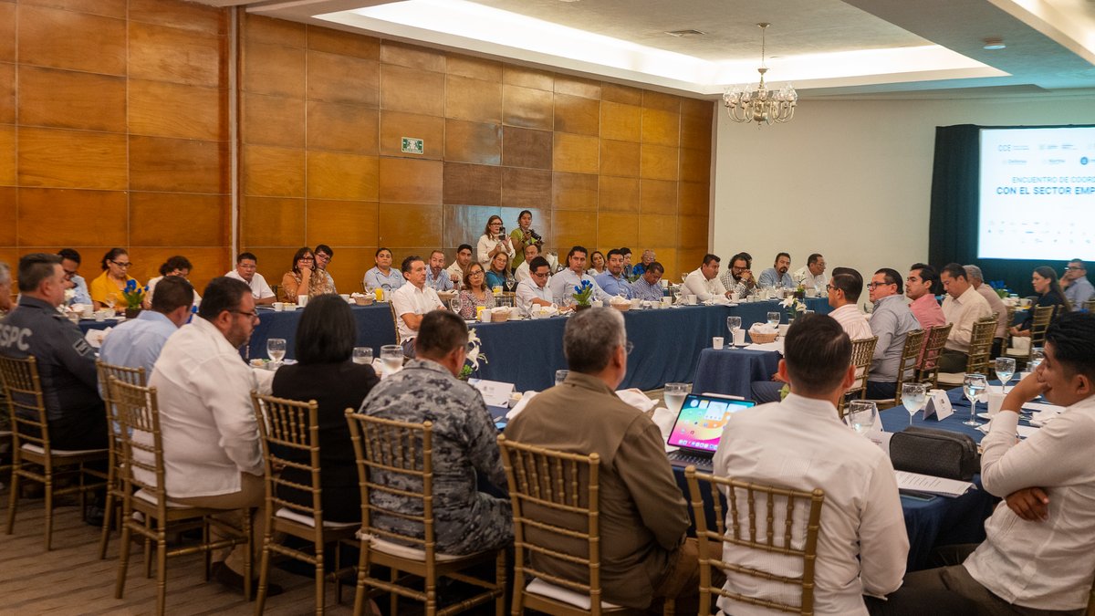 CCEGRO_oficial's tweet photo. El Sector Privado de Guerrero sostuvo un encuentro de coordinación con autoridades federales y estatales en materia de seguridad pública en Guerrero.

Durante el encuentro, representantes del sector empresarial compartieron diversas inquietudes relacionadas con el entorno operativo en distintas regiones de Guerrero, subrayando la importancia de generar condiciones que brinden mayor certidumbre, confianza e impulso a la inversión, el empleo y el crecimiento económico.

Las autoridades estatales y federales presentes reiteraron su disposición para mantener una comunicación permanente y trabajar de manera conjunta con el sector privado, reconociendo que la colaboración y el intercambio de información son fundamentales para atender los desafíos actuales y fortalecer las estrategias de prevención y atención.

Como resultado de la reunión, se acordó dar continuidad a estos espacios de diálogo mediante esquemas de coordinación institucional, mesas de trabajo y herramientas que permitan mejorar la atención oportuna a situaciones que impacten la dinámica económica del estado.

En el presídium participaron el Gral. Bgda. D.E.M. Miguel Ángel López Martínez, Jefe de Estado Mayor de la 9ª Región Militar; el Capitán de Corbeta del Cuerpo General Piloto Helicopterista Marco Iram Carbajal Marthen, Representante de la Octava Región Naval; el Lic. Daniel Antonio Ledesma Osuna, Secretario de Seguridad Pública del estado de Guerrero; Lic. Neyra Salgado Miranda, Delegada de la Fiscalía General de la República (@FGRMexico) en el Estado de Guerrero; el Gral. Bgda. D.E.M. Antonio Melchor Ruiz, Comandante de la 27ª Zona Militar; el Gral. de Bgda. D.E.M. José Francisco Moreno Barrera, Comandante de la 35ª Zona Militar en Chilpancingo; el Gral. Bgda. D.E.M. de la Guardia Nacional Agustín Reyna Mendoza, Comandante del Mando Especial Guardia Nacional en Acapulco (MEGNA) (@GN_MEXICO_); el Coronel de la Guardia Nacional de E.M. Remigio Cruz Domínguez, Comandante de la 35ª Coordinación de Unidad; el Inspector en Jefe José Manuel Ahuet Frankis, Coordinador Estatal en Guerrero de la Secretaría de Seguridad y Protección Ciudadana del Gobierno de México (@SSPCMexico); el Dr. Zipacná Jesús Torres Ojeda (@ZipacnaTorres), Fiscal General del Estado de Guerrero (@FGEGuerrero); el C.P. Francisco Rodríguez Cisneros (@franrodricis), Subsecretario de Desarrollo Político y Social del Estado de Guerrero; la Mtra. Teodora Ramírez Vega (@teodoraramirezv), Secretaria de Desarrollo y Fomento Económico (@sefodecogro); y la Lic. Rosy Pavón, Subsecretaria de Turismo del Estado de Guerrero (@Sectur_Guerrero).

Del sector privado de Guerrero estuvieron presentes los Presidentes y Presidentas de Cámaras y Asociaciones empresariales de los 50 organismos que integran el CCE Capítulo Guerrero, así como empresas preponderantes con presencia en Guerrero como: @Tiendas_OXXO , @FEMSA , @WalmartMexico , @GrupoSalinas y @GrupoModelo_MX).

El Presidente del CCE Capítulo Guerrero, Julián Urióstegui Carbajal (@JulianUriostegi), reconoció la estrategia en materia de seguridad del Gobierno de México, encabezado por la Presidenta Claudia Sheinbaum Pardo (@Claudiashein), y la coordinación con el Gobierno del estado de Guerrero, encabezado por la Mtra. Evelyn Salgado Pineda (@EvelynSalgadoP). Agradeció también la asistencia de los mandos federales y estatales en materia de seguridad pública, así como la presencia de la Delegada de la Fiscalía General de la República en Guerrero, Lic. Neyra Salgado, y el Fiscal del Estado de Guerrero, Dr. Zipacná Torres.

El Consejo Coordinador Empresarial de Guerrero refrenda su compromiso de seguir impulsando una agenda de colaboración con los tres órdenes de gobierno, privilegiando el respeto institucional y el trabajo conjunto en favor del desarrollo y la estabilidad de Guerrero.