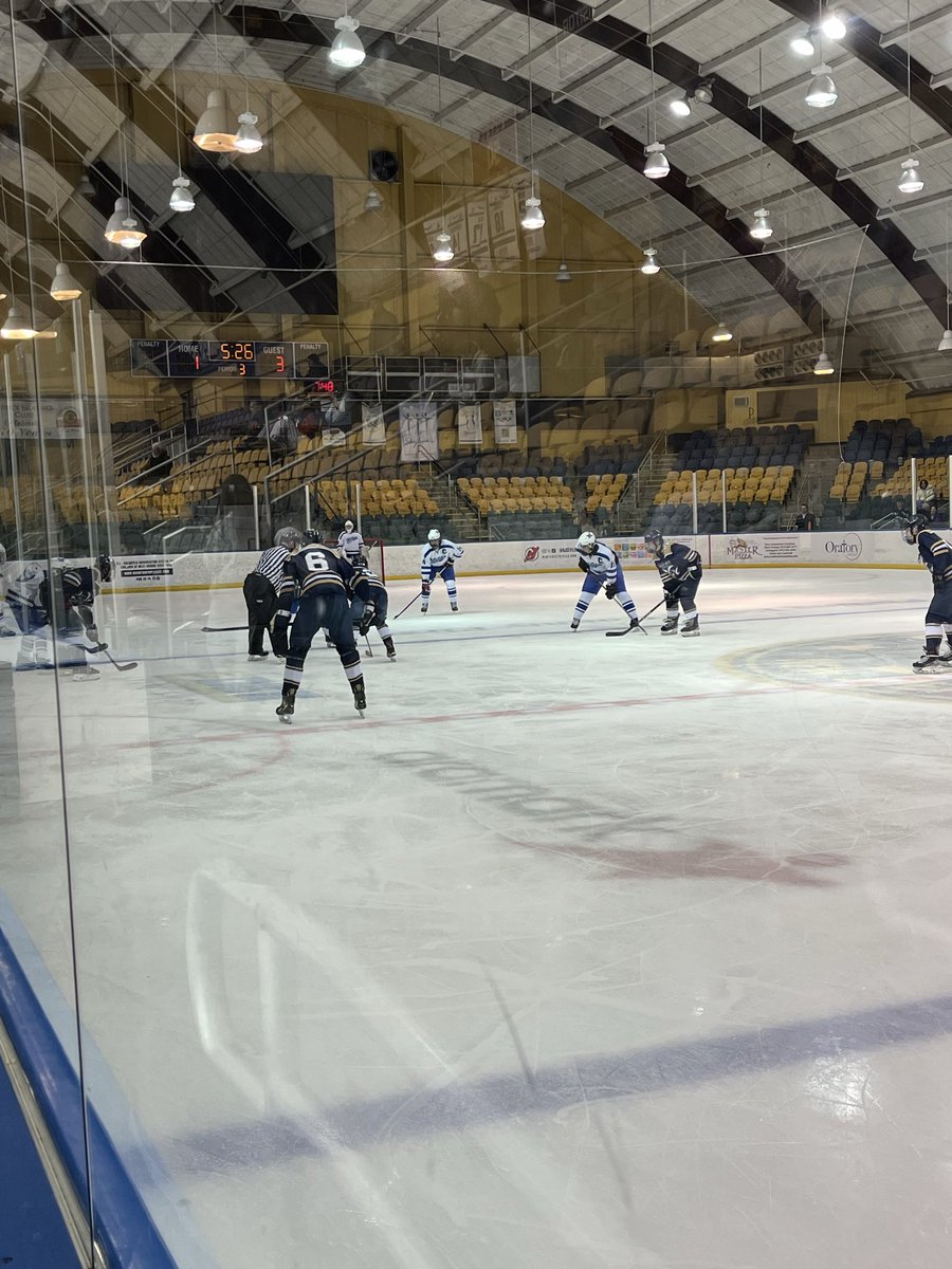 MHSmillers's tweet photo. MKNA up 3-2 late in the third in McMullen Cup Semis https://t.co/mm67qbawzB
