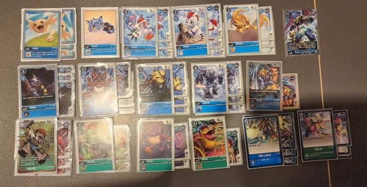 #デジカはじめました

한글판 강습회부터 코큐토스 블루로 시작해서 지금까지 쭉 청색 덱만 사용하고 있습니다.
여러가지 카드 게임을 해봤지만 디자인과 컨셉이 가장 잘 어울리는 게임이라고 생각하기 때문에, 여전히 즐겁게 게임을 하고있어 기쁩니다.