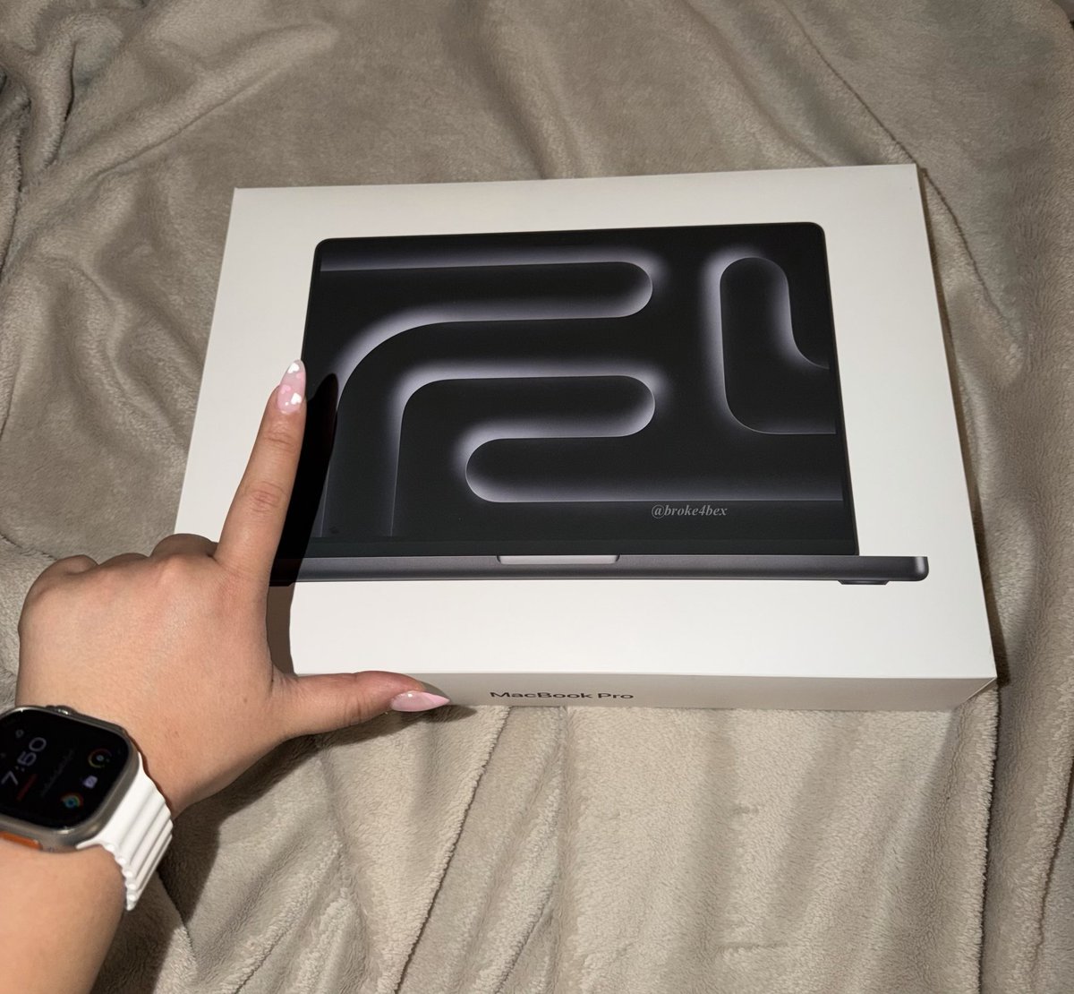broke4bex's tweet photo. thanks for funding my new macbook, loser 🤪 https://t.co/jC9Tzq6RqC