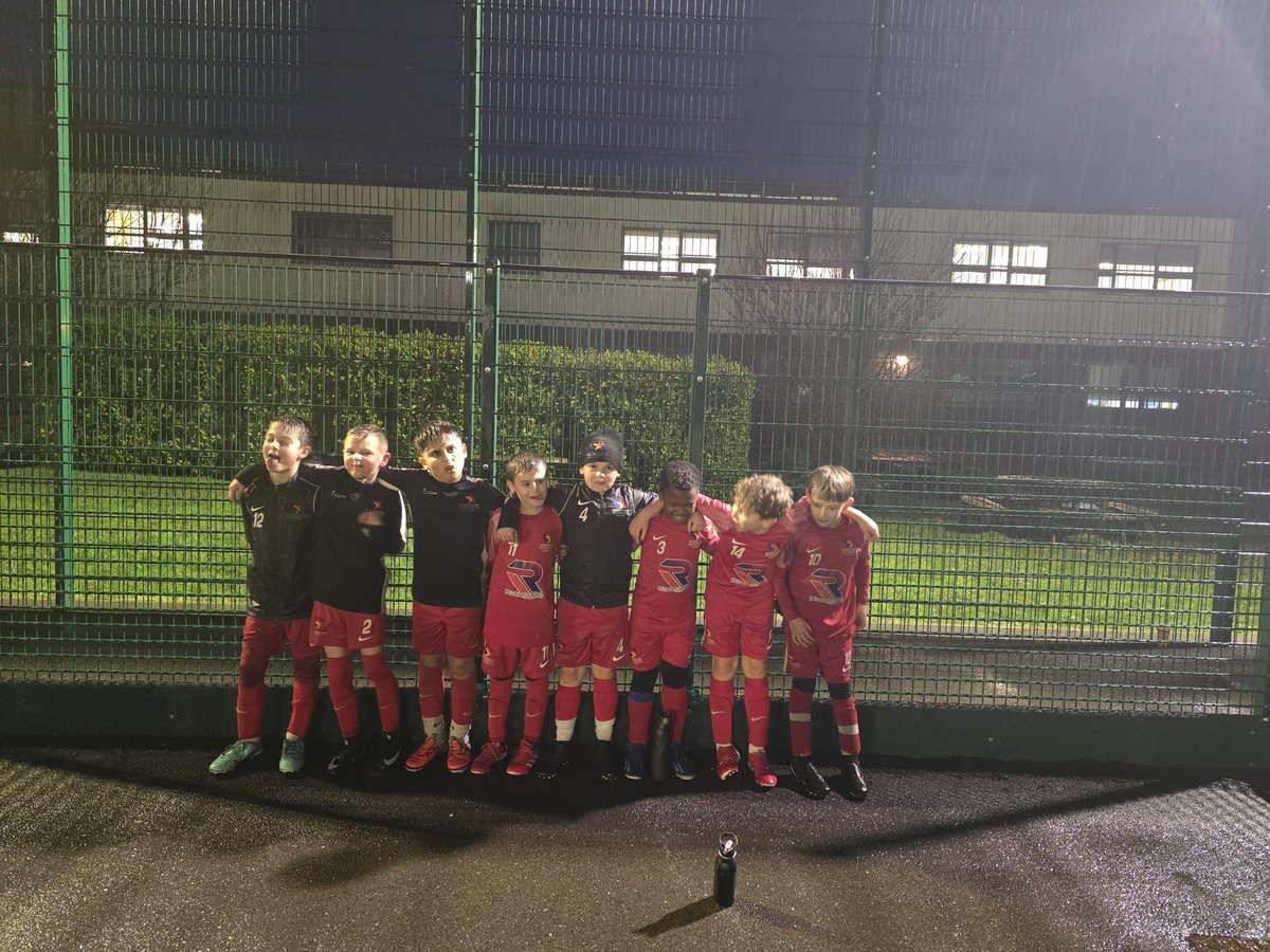MapKings7s's tweet image. Great training session tonight by these ballers. Work hard, play hard, whatever the weather. Onwards &amp;amp; Upwards.
🤍❤️BLIEARMY❤️🤍
@mapfootball
@WCR_Ltd
@RoofingRegal