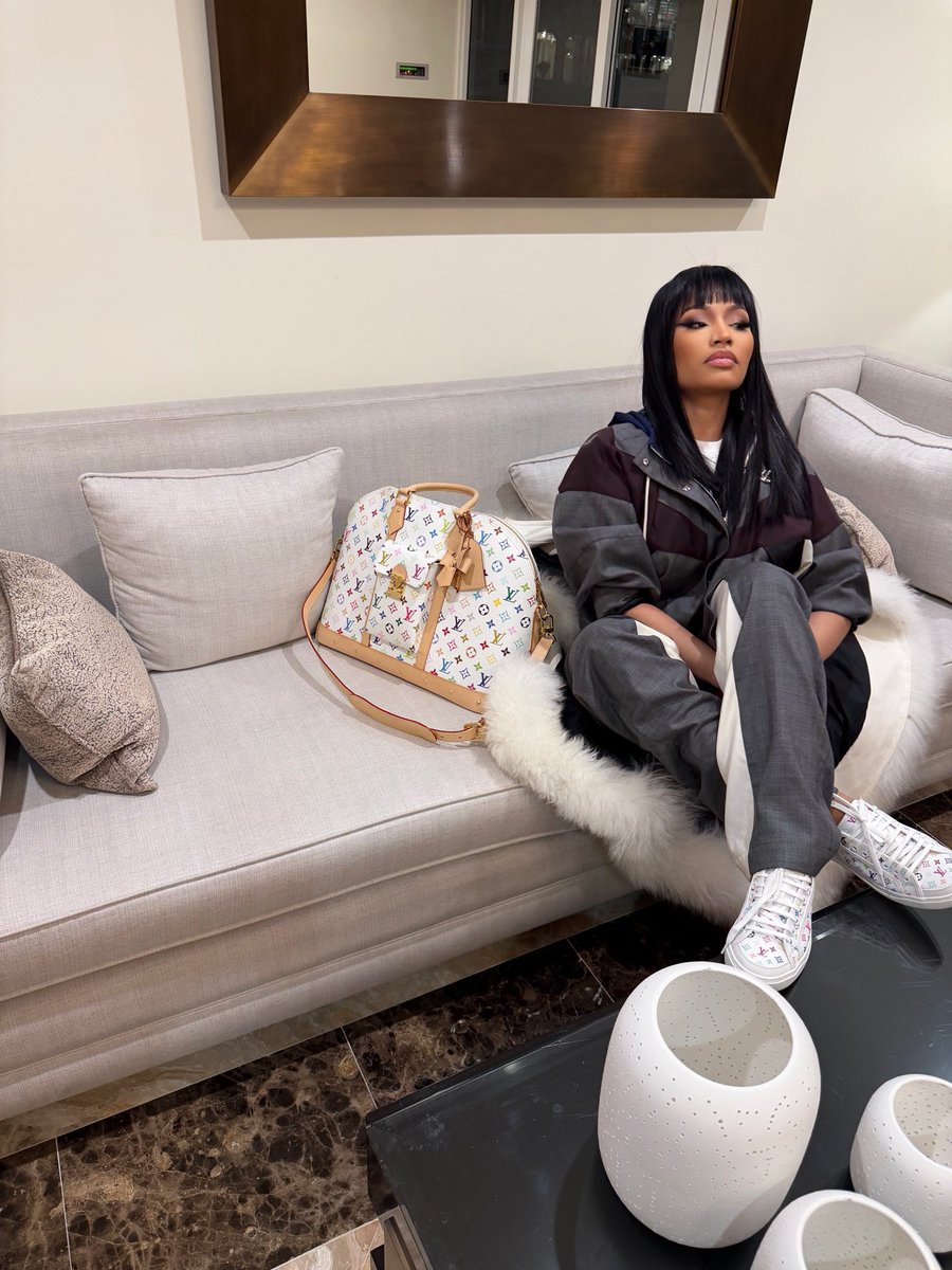 NICKIMINAJ's tweet image. Thanks, Barbz. Love you 🎀