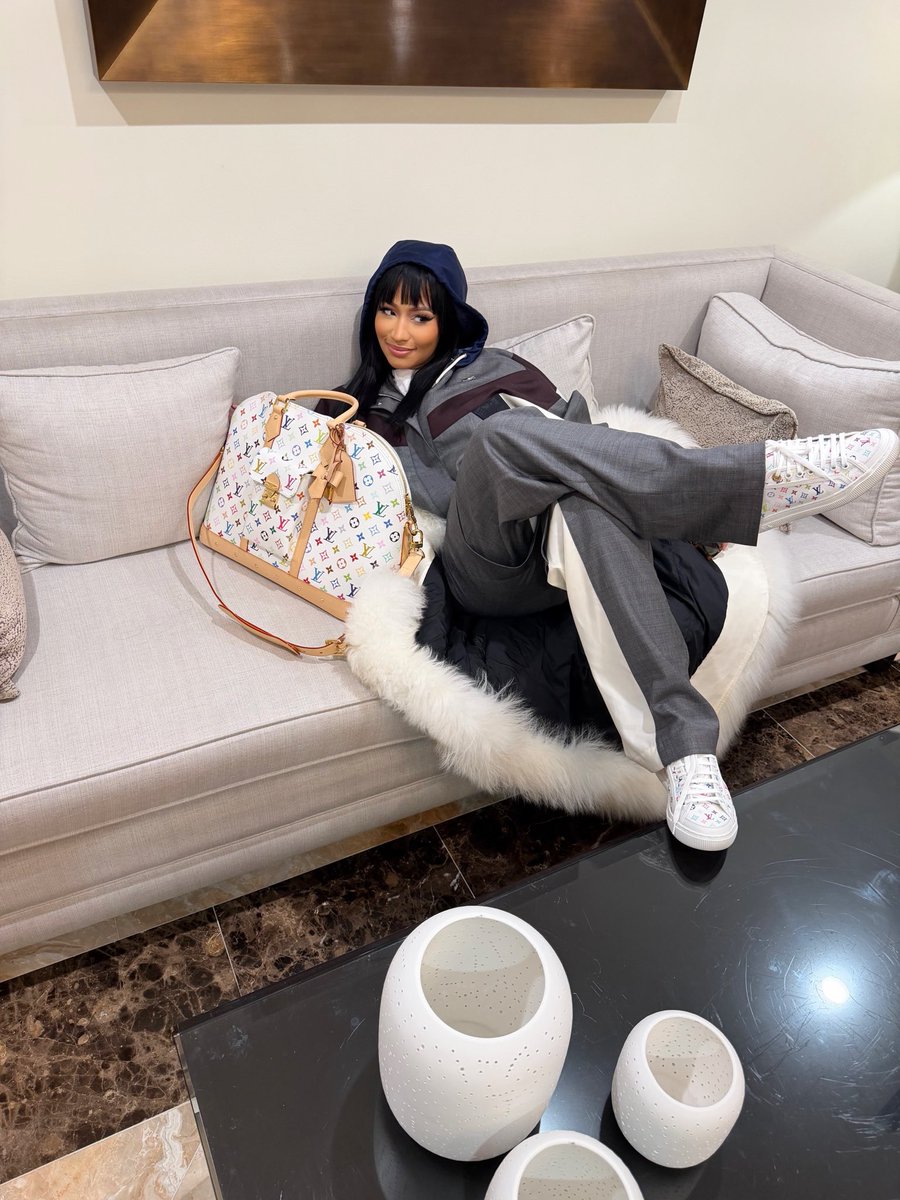 NICKIMINAJ's tweet image. Thanks, Barbz. Love you 🎀