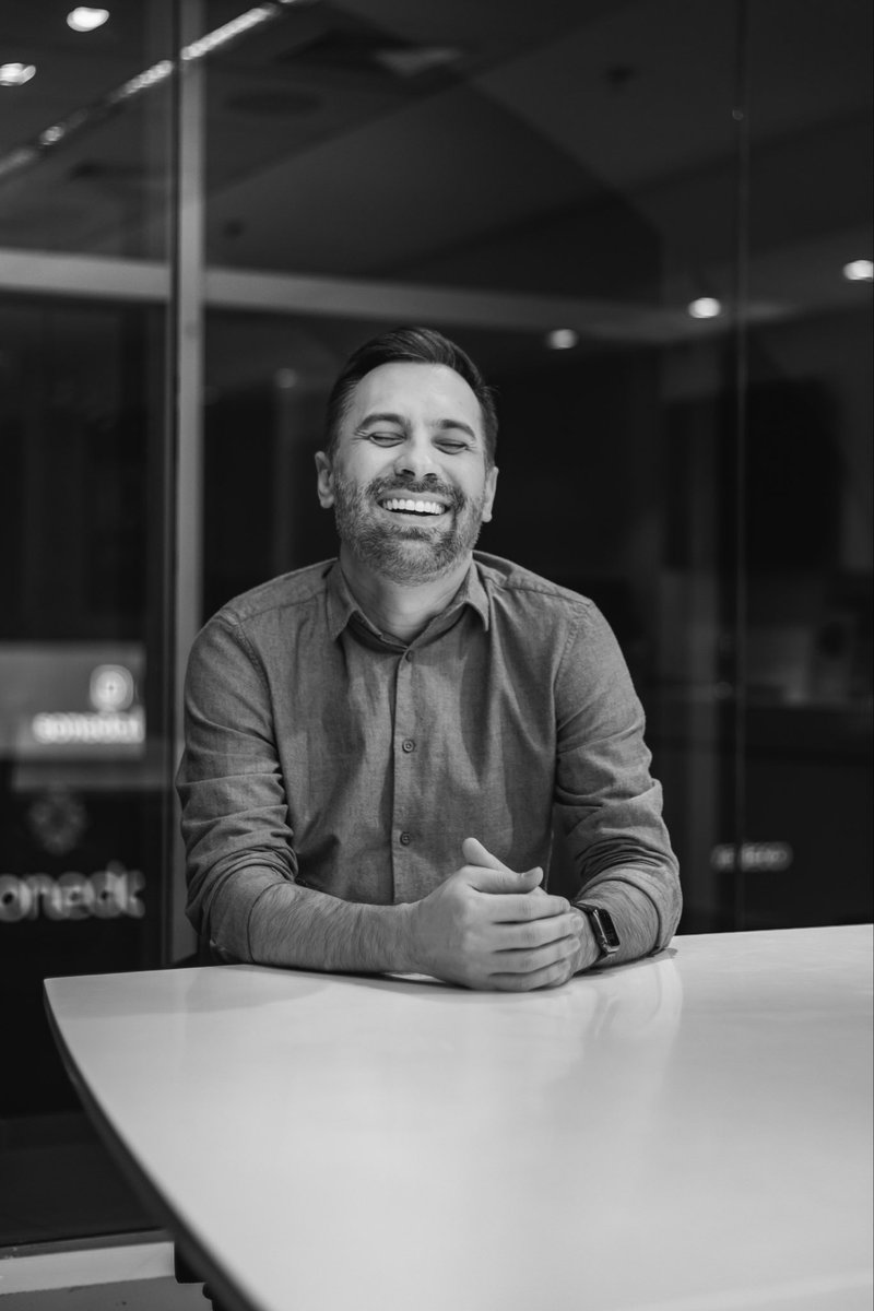 marcoamendes's tweet photo. Sequência de expressões direto da sala de reuniões da firma. Amo o olhar do meu amigo Fabiano Scheck 📸🌃 https://t.co/dNDq2VLTM2