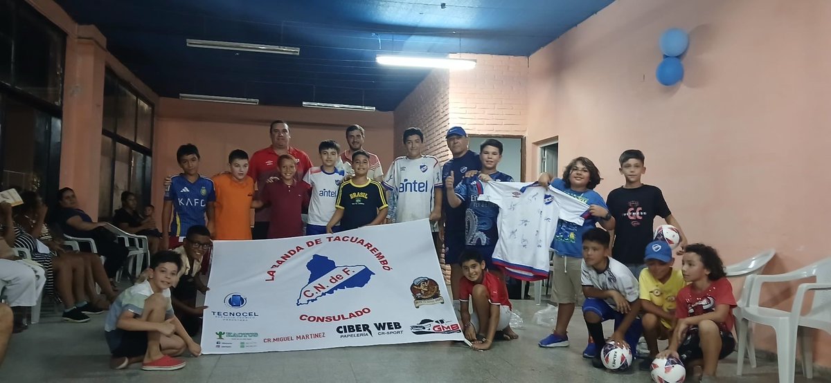 Donación de pelotas y una camiseta oficial  al baby futbol del Club Nacional de Tacuarembó , luego de muchos años reflotan los niños de Nacional :