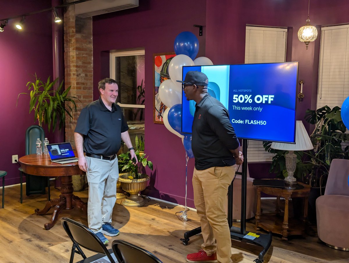 didiomario's tweet photo. Attendees of the @helium builder Bootcamp are pitching Helium Mobile Hotspots to @MaknBank1 posing as a venue host.
Fantastic to see!! https://t.co/LEsEwhrhbI