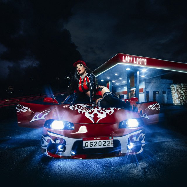 gloriagroove's tweet photo. Há exatos 4 anos eu lançava o clipe de “Vermelho”, single que acompanhou a chegada do gigante álbum Lady Leste. Trazendo sample do MC Daleste e a icônica estética do álbum, a música segue sendo um acontecimento e uma virada de chave na minha carreira.

2026 é o tempo de celebrar 10 anos ❤️‍🔥