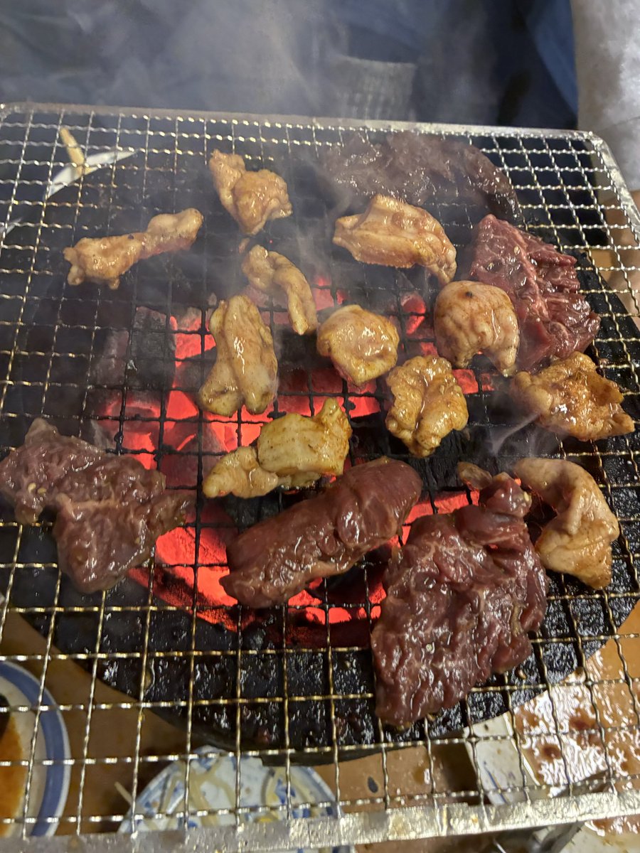 sayumint's tweet photo. 炭で焼くお肉は美味しいねぇ… https://t.co/6rC4oyng1i
