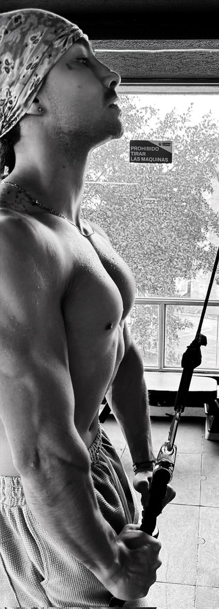 LyonDominant's tweet photo. El mundo no respeta a los buenos. Respeta a los impetuosos, determinados e inquebrantables.

#gimnasio #entrenamiento 
#modelo https://t.co/m1A3a3XxhE