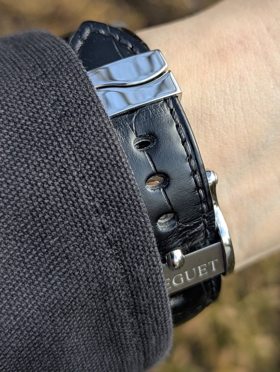 quackers0107's tweet image. おはようございます☀
今日はタイプ20軍用モデル
当時プチパレでの発表に立ち会わせていただいた思い入れの強い時計。
ちなみに冬場は革ベルト＋マリーン用バックルで海空制覇してます笑
 #breguet  #ブレゲ  #type20