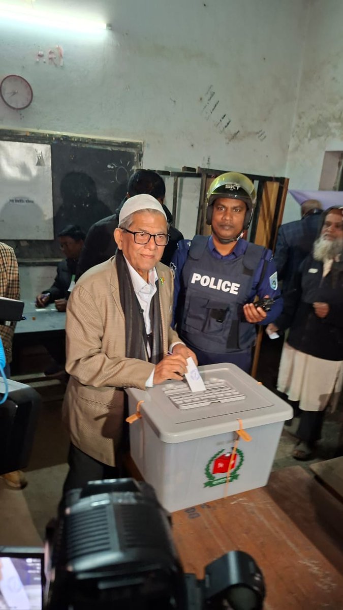 SujitEditor12's tweet photo. #BangladeshElections2026 
Mirza Fokrul Alamgir #BNP secretary general cast his vote in Thakurgaon Constituency Where his Strong Opponent #AwamiLeague Leader and Cabinet Minister Minority #Hindu Mr Sen Was Found Death Inside The Jail.@UNHumanRights 
#BangladeshElections https://t.co/06tV2cXY3P