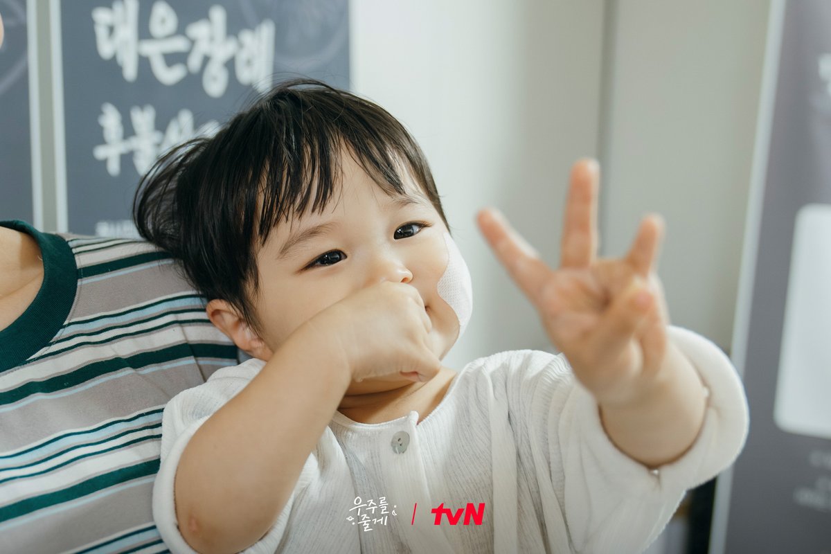 CJnDrama's tweet photo. To. 티랑이 이모, 삼촌들💕
--------------------------------------------------
이모, 삼촌들 새해 복 많이 받으세요🙇🏻
우주가 ★설날 기념★ 비하인드 스틸을 가져왔어요
내일도 우주네 가족과 함께 해주세요!
--------------------------------------------------
                                                    From. 우주👼🏻

2/18-2/19 [수목] 밤 10:30ㅣtvN
#즐거움엔20tvN #우주를줄게 #OurUniverse
